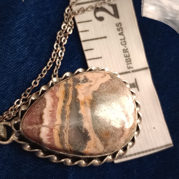 Elegant Multicolor Stone Pendant Necklace - Picture 7 of 11